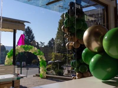 Балонна декорация в центъра на Велико Търново за откриване на Dinero Bulgaria